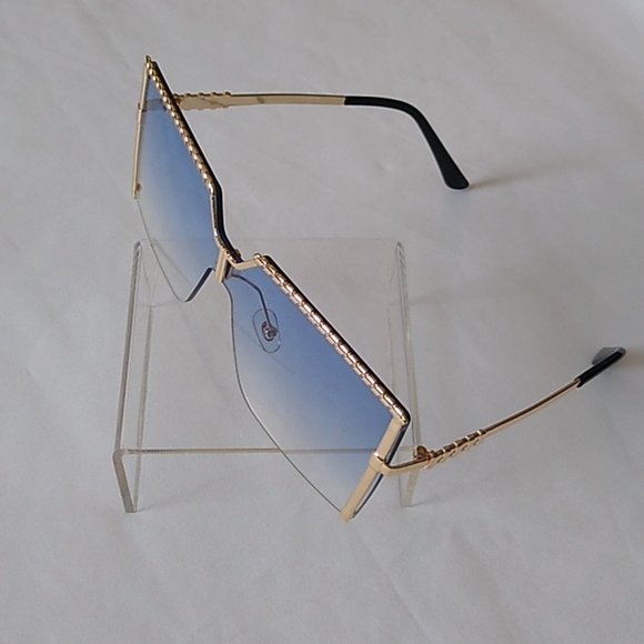 ✨"Sassy -N- Classy" fashion glasses✨ - Picture 2 of 3